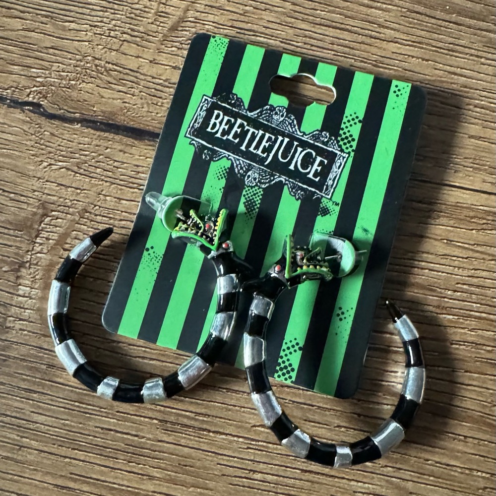 BIOWORLD-BEETLEJUICE (NWT) Medium Snake Hoop Earrings